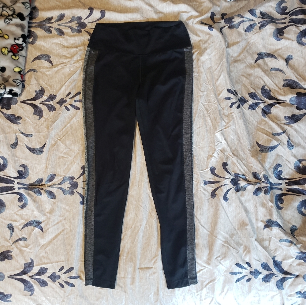 Vuori high waisted legging with side grey stripe.